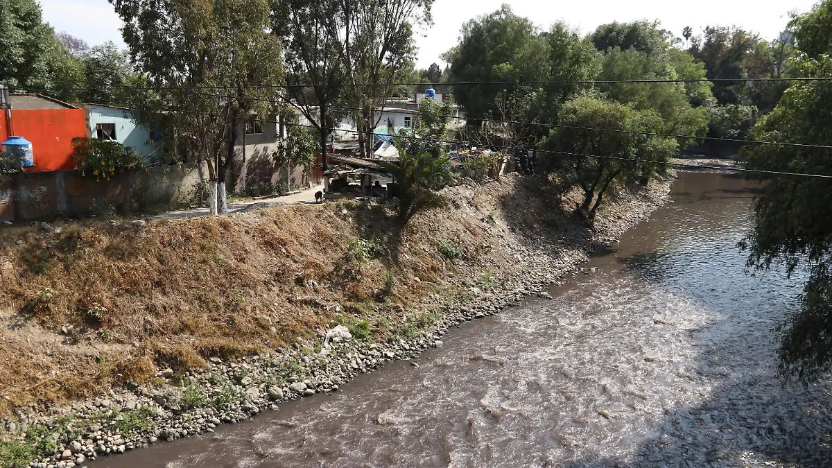 Puente negro lluvias inundacion rio barranca